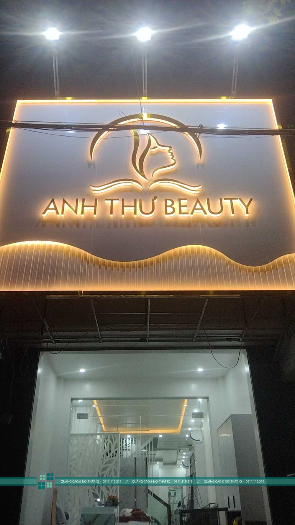 Bảng hiệu spa phun xăm với đèn LED vàng ấm áp