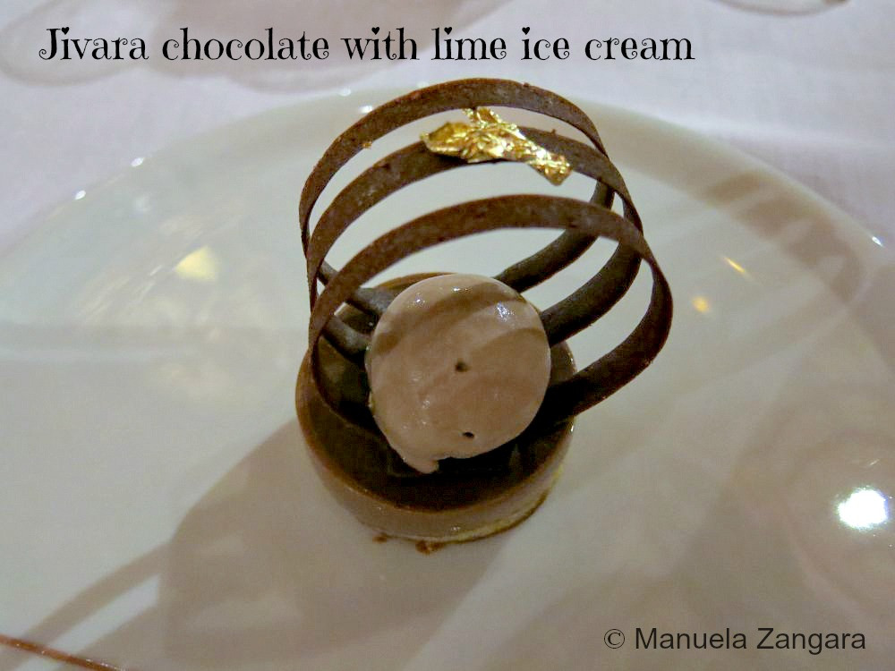 Bánh mousse sô cô la với lớp phủ trái cây, món tráng miệng hấp dẫn tại Iriatai, Hilton Bora Bora Nui Resort &amp; Spa