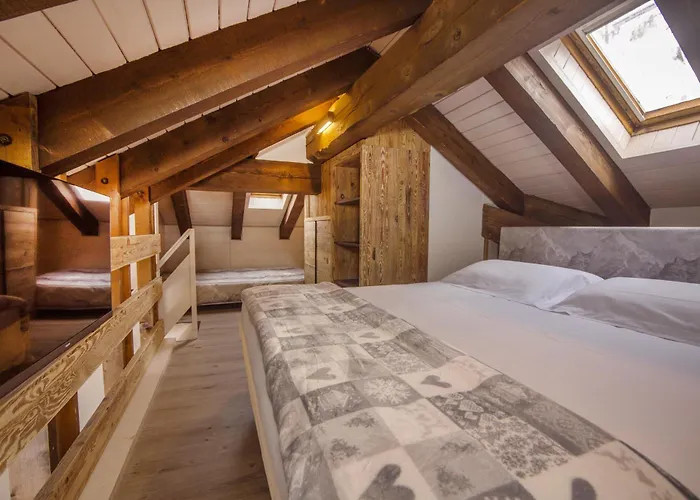 Bể bơi trong nhà tại khách sạn có spa ở Courmayeur, với tầm nhìn ra núi và không gian sang trọng