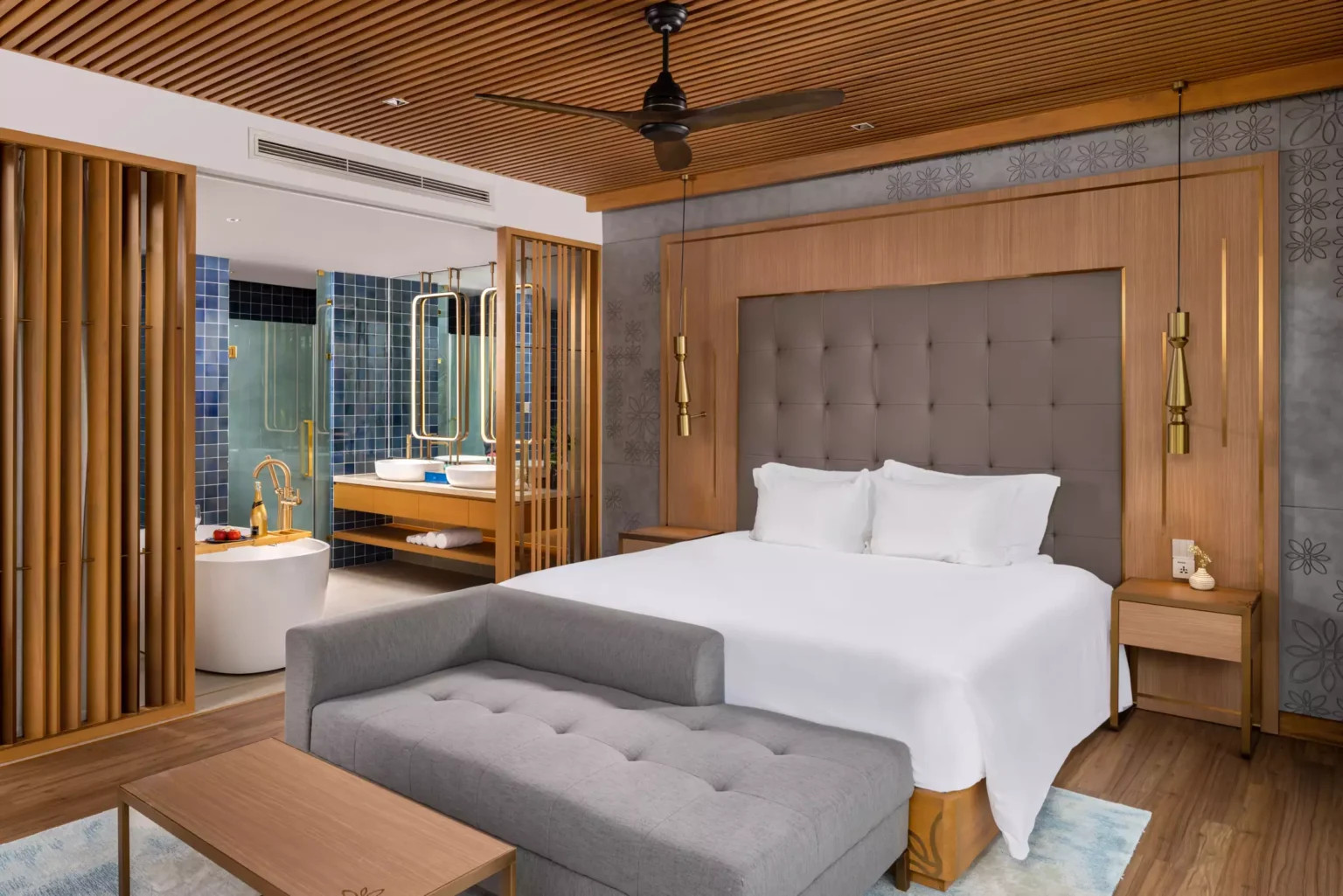 Bể bơi vô cực hướng biển tại Hoi An Royal Beachfront Villas, điểm đến lý tưởng cho trải nghiệm spa Hội An