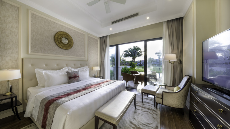 Bể bơi vô cực nhìn ra biển tại Vinpearl Resort &amp; Spa Long Beach