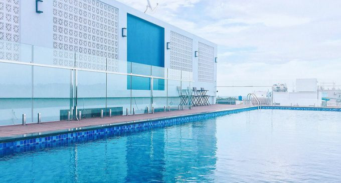 Bể bơi vô cực trên tầng thượng Minh Châu Pearl Hotel &amp; Spa mang đến tầm nhìn toàn cảnh biển