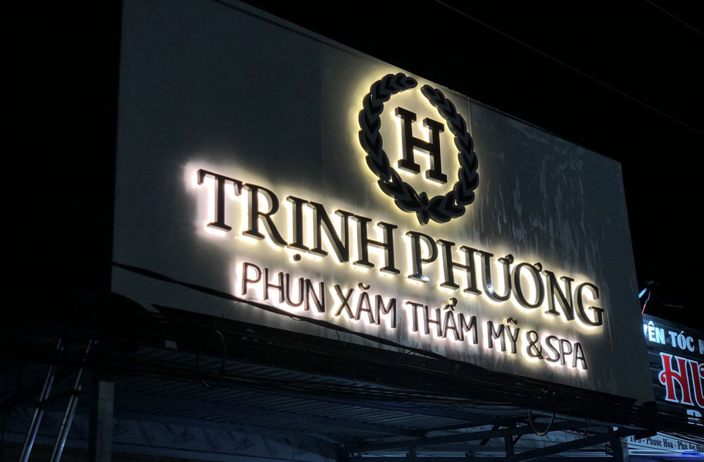 Biển hiệu quảng cáo chữ sáng chân tiệm phun xăm thẩm mỹ spa