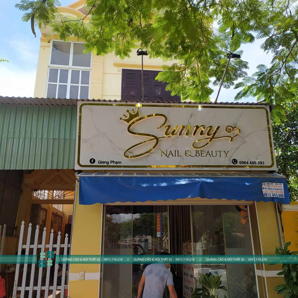 Biển quảng cáo nền Alu vân đá chữ và viền Alu vàng gương sang trọng