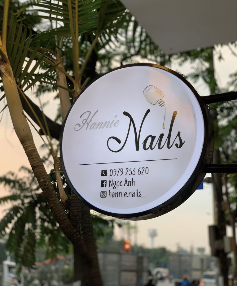 Biển vẫy tròn tiệm spa nails