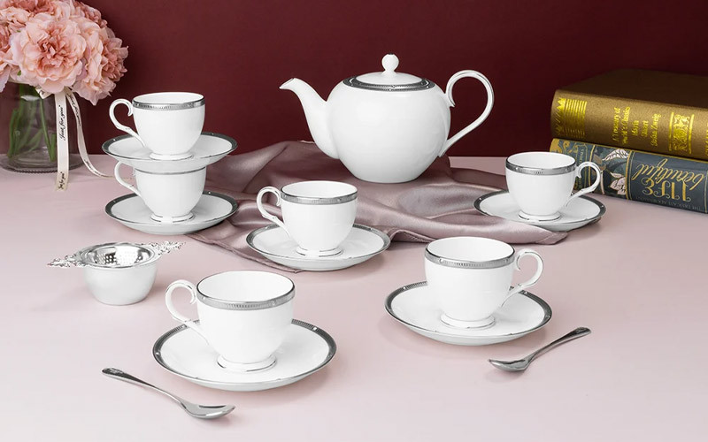 Bộ ấm trà cao cấp là quà tặng khai trương spa biểu trưng cho sự tinh tế và hiếu khách