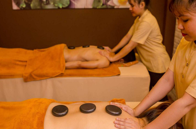 Bộ sản phẩm tinh dầu và thảo dược tự nhiên được sử dụng trong các liệu trình massage cao cấp tại Ylang Ylang Spa Hội An.