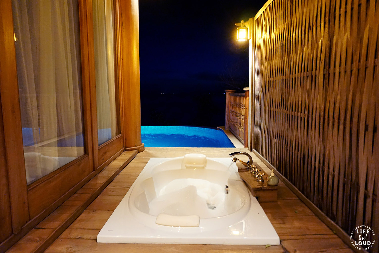 Bồn Jacuzzi ngoài trời ấm áp trong khuôn viên biệt thự tại Santhiya Koh Yao Yai