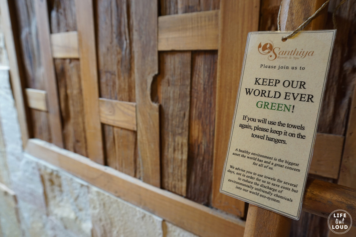 Bồn rửa đôi tiện nghi và sang trọng trong phòng tắm của biệt thự Santhiya Koh Yao Yai