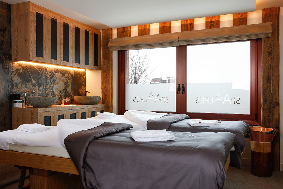 Bồn tắm bằng đồng lộng lẫy và sang trọng tại Hotel Spa Alpes d'Huez