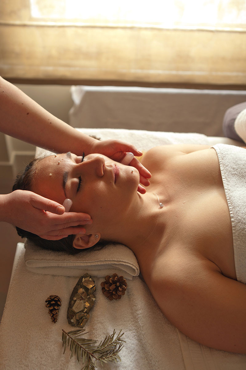 Bồn tắm cảm giác sang trọng trong không gian spa thanh bình tại Hotel Spa Alpes d'Huez