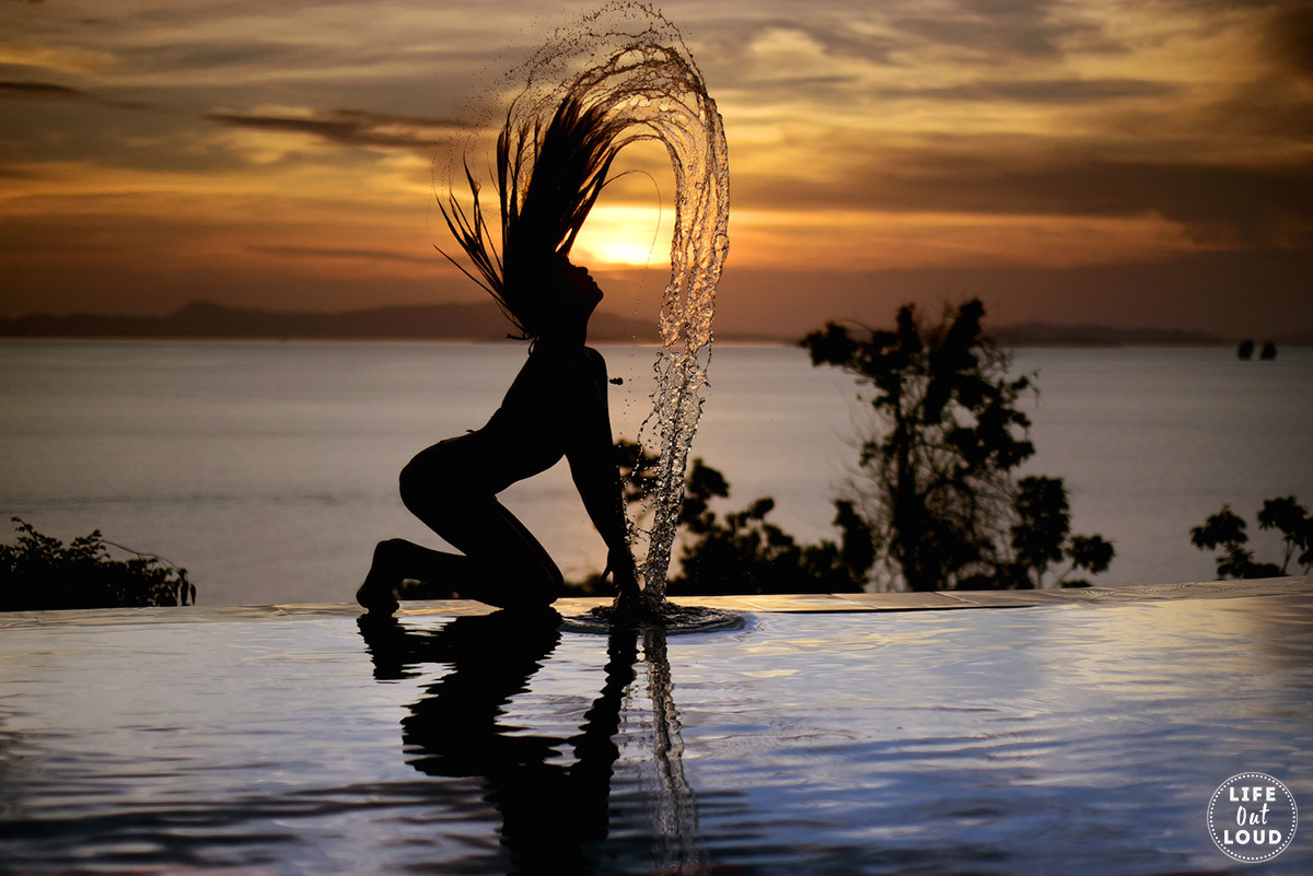 Bóng người thư giãn trong hồ bơi của Santhiya Koh Yao Yai khi mặt trời lặn