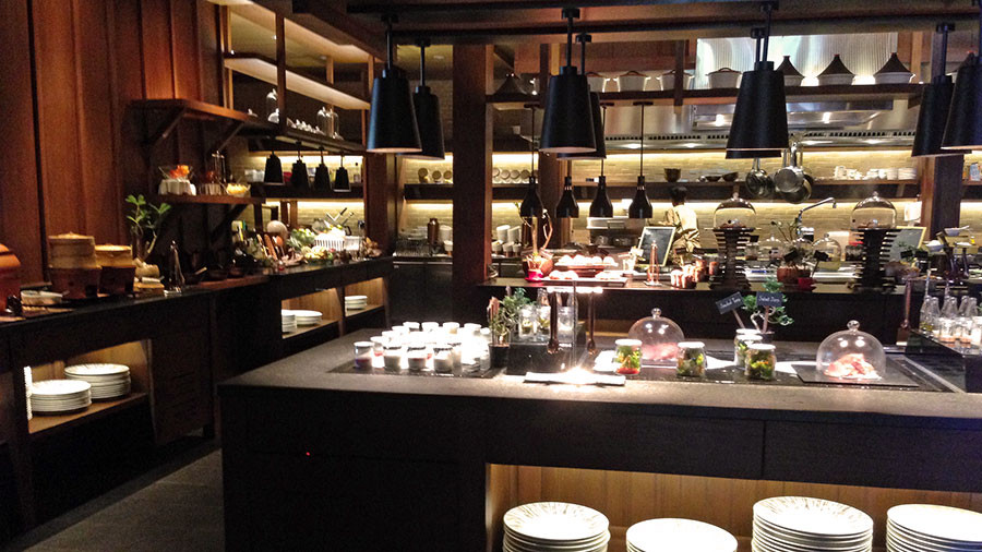 Bữa sáng buffet phong phú tại nhà hàng Sala Layan của Anantara Phuket Layan Resort &amp; Spa