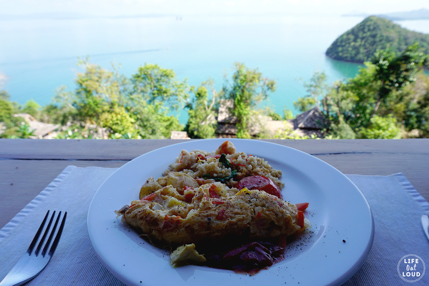 Bữa sáng với tầm nhìn toàn cảnh biển từ nhà hàng Saaitara trên cao tại Santhiya Koh Yao Yai