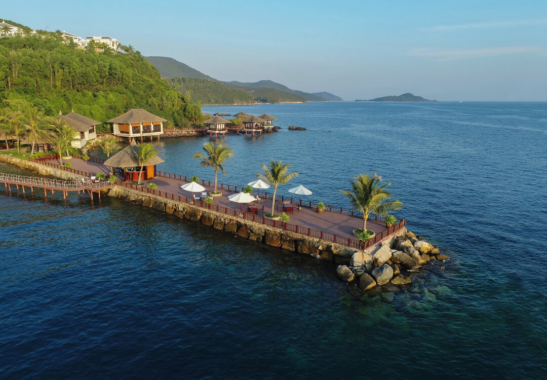 Bức tranh toàn cảnh Akoya Spa Vinpearl Nha Trang với các bungalow trị liệu trên biển, hài hòa cùng không gian đại dương