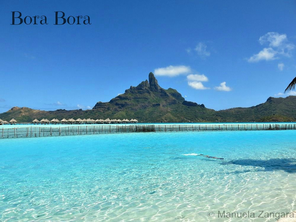 Bức tranh toàn cảnh Hilton Bora Bora Nui Resort & Spa với những biệt thự trên mặt nước lộng lẫy