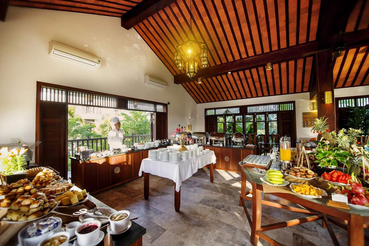 Buffet sáng đa dạng tại The Field Restaurant của Hội An Ancient House Village Resort &amp; Spa