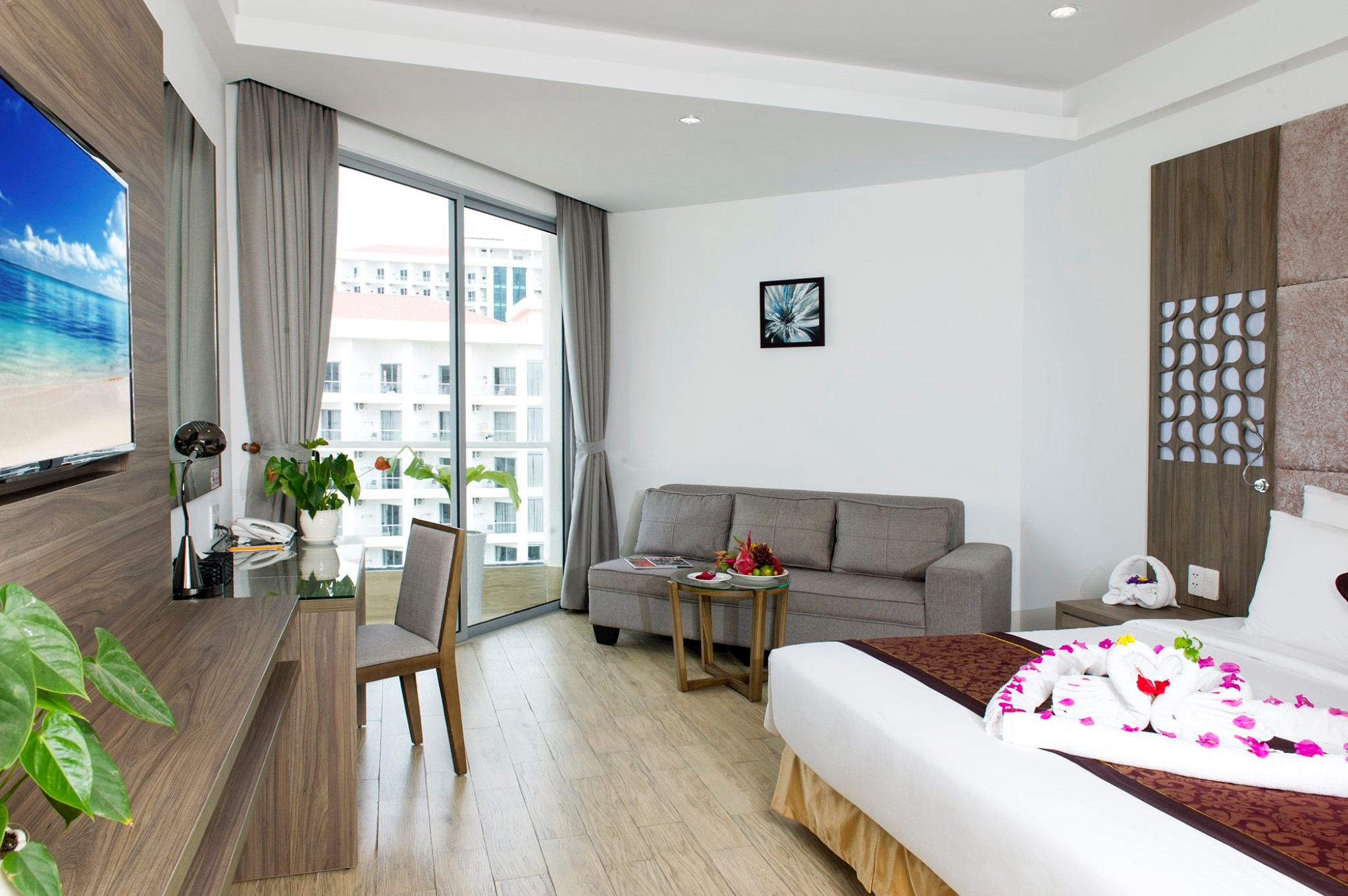 Căn phòng Deluxe Lake View tại Golden Peak Resort &amp; Spa Nha Trang, mang đến không gian tươi mát bên hồ bơi