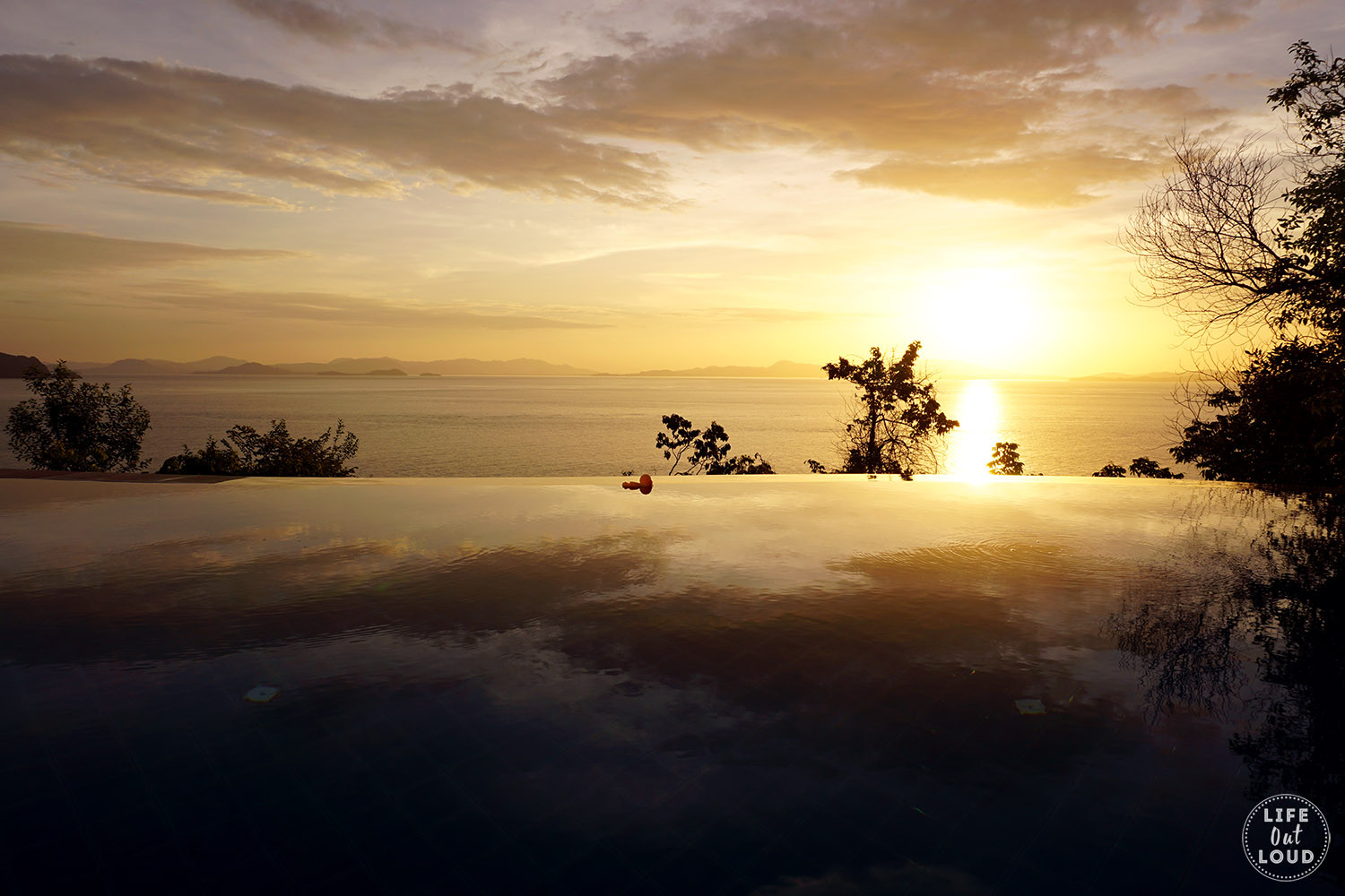 Cặp đôi thưởng thức hoàng hôn từ hồ bơi riêng tại Santhiya Koh Yao Yai, tạo nên khoảnh khắc lãng mạn