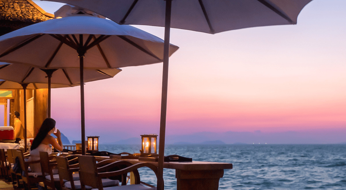 Cầu tàu riêng lãng mạn của Santhiya Koh Yao Yai, địa điểm lý tưởng cho bữa tối riêng tư