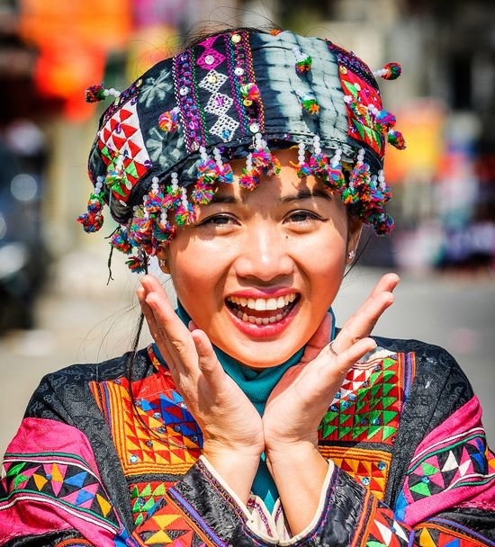 Chợ Sapa tấp nập với hàng hóa và người dân bản địa