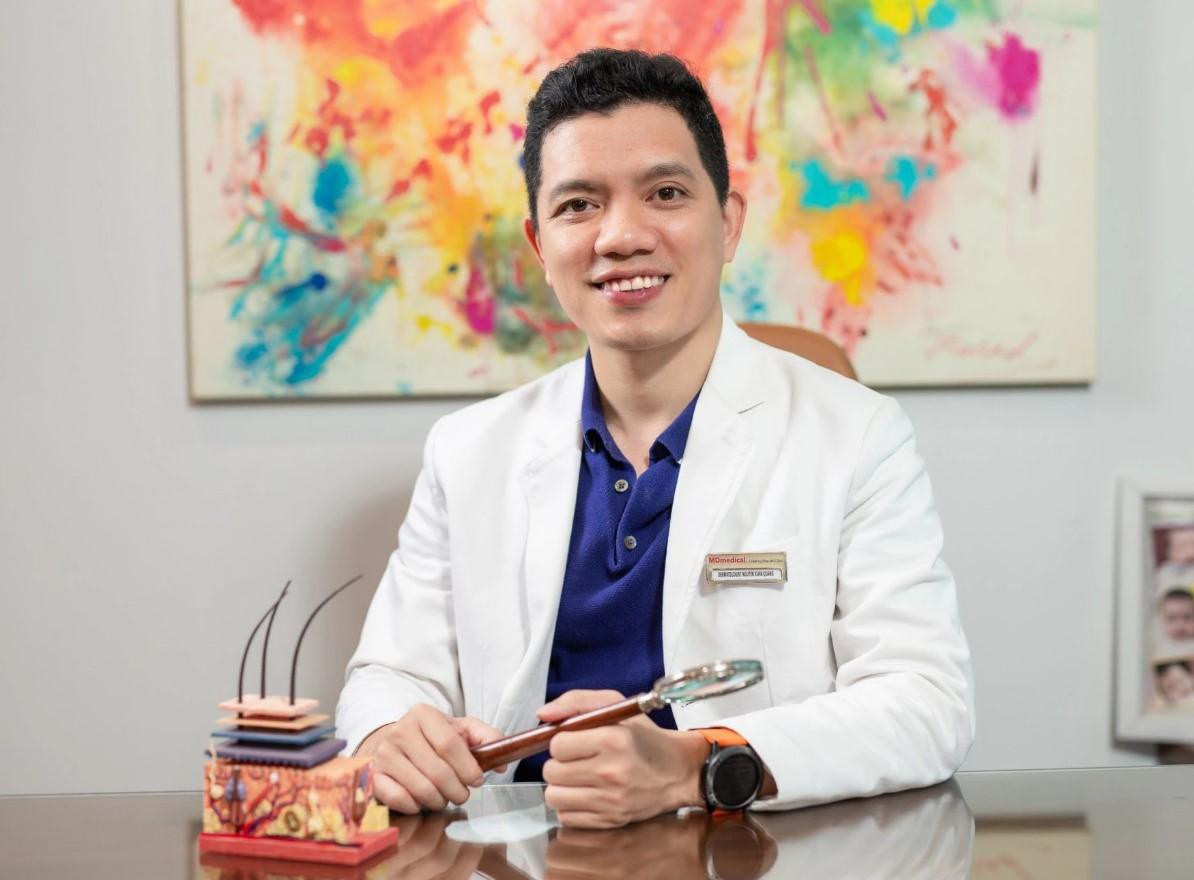 Chuyên gia da liễu tại Clair Center đang thăm khám và tư vấn liệu trình trị mụn cho khách hàng, đảm bảo tính chuyên môn