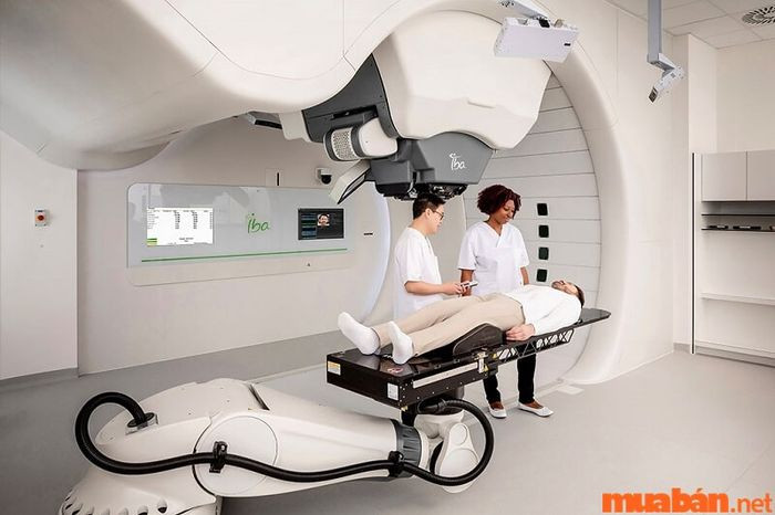 Chuyên gia spa đang thực hiện liệu trình massage lưng, thể hiện sự đa dạng công việc của Therapist spa