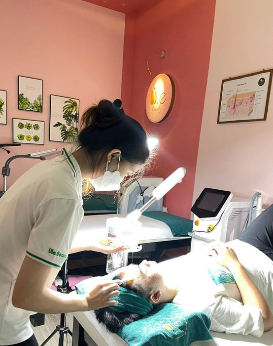 Chuyên gia tại Ule Beauty tận tình tư vấn và điều trị mụn