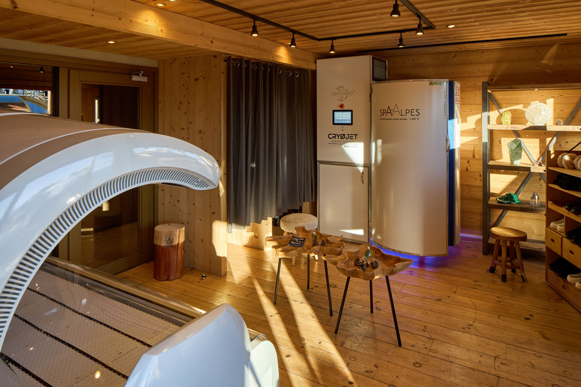 Chuyên gia thực hiện liệu pháp chăm sóc da mặt chuyên sâu tại Hotel Spa Alpes d'Huez