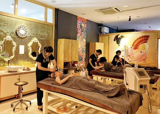 Chuyên viên đang thực hiện liệu trình chăm sóc da mặt tại Beauty Spa, một lựa chọn phổ biến trong các mô hình spa hiện nay.