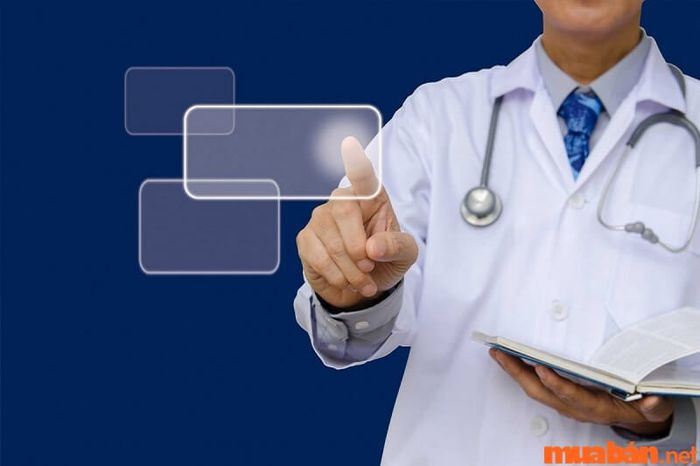 Chuyên viên spa đang lập kế hoạch điều trị, cho thấy sự chuyên nghiệp khi học ngành spa