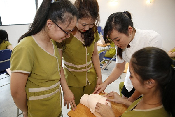 Chuyên viên spa đang thực hành liệu trình chăm sóc da mặt chuyên sâu với máy móc hiện đại sau khóa học nghề spa tại TPHCM