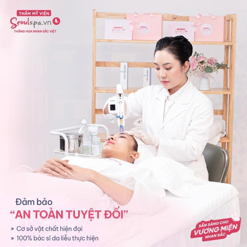 Chuyên viên spa đang thực hiện các bước chăm sóc da mặt với sản phẩm dưỡng ẩm