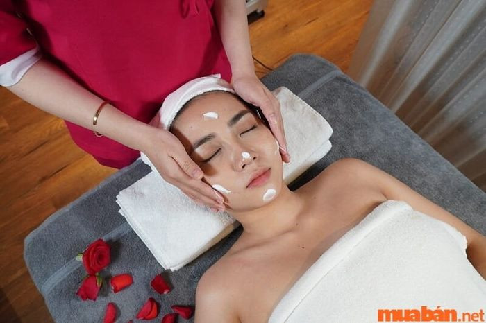 Chuyên viên spa đang thực hiện kỹ thuật massage mặt, thể hiện kỹ năng thực hành sau khi học ngành spa