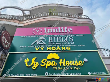 Chuyên viên spa đang thực hiện liệu trình chăm sóc da mặt chuyên sâu tại Spa Đức Quang Nha Trang