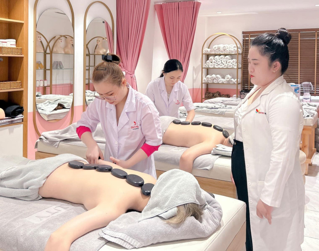 Chuyên viên spa đang thực hiện liệu trình chăm sóc da mặt tại trung tâm dạy nghề spa chuyên nghiệp