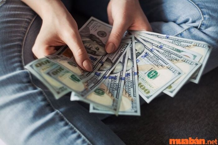 Chuyên viên spa đang thực hiện liệu trình chuyên sâu, minh họa mức thu nhập ổn định khi học ngành spa