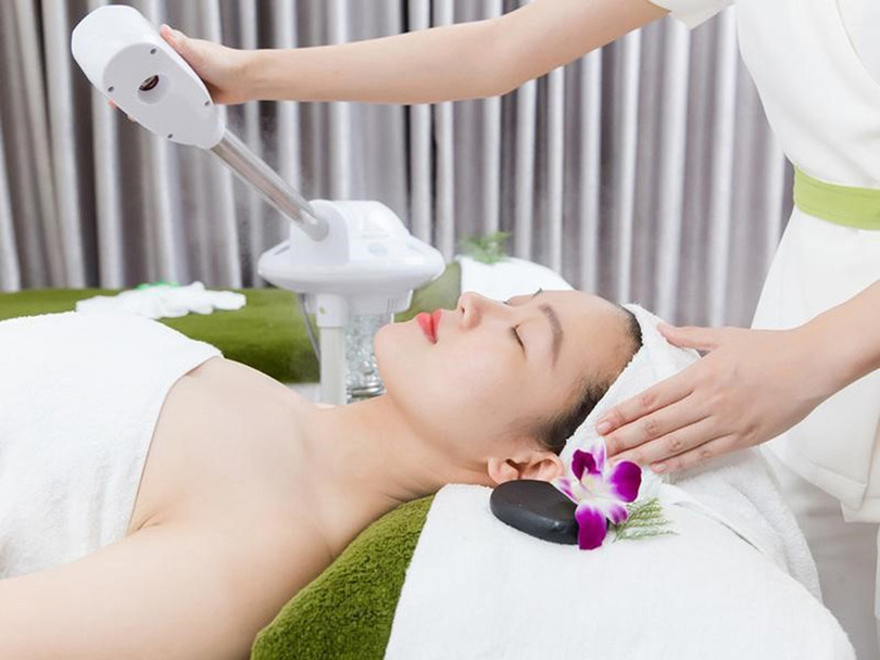 Chuyên viên spa thực hiện liệu trình chăm sóc da mặt bằng máy móc công nghệ cao