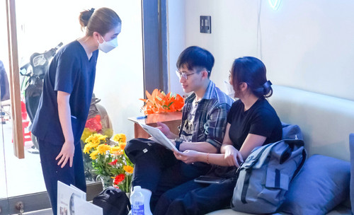 Chuyên viên spa thực hiện vi kim tảo biển cho khách hàng