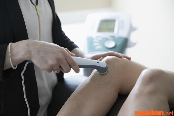 Chuyên viên spa trị liệu đang tư vấn cho khách hàng về liệu trình chăm sóc da tại thẩm mỹ viện