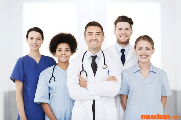 Chuyên viên spa trong một spa sang trọng, thể hiện cơ hội việc làm rộng mở sau khi học ngành spa