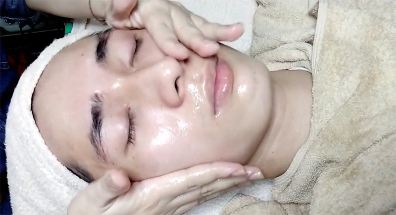 Chuyên viên thực hiện massage mặt chuyên nghiệp, giúp lưu thông khí huyết và thư giãn cơ mặt trong liệu trình chăm sóc da cơ bản tại spa.