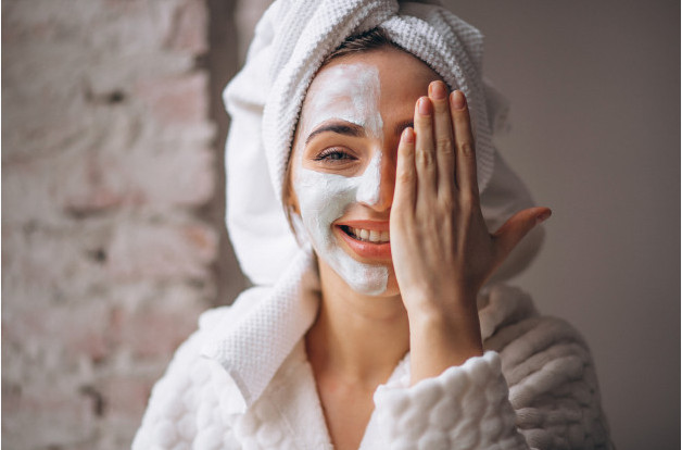 Cô gái dưỡng da với hình ảnh đẹp, tập trung vào sự chăm sóc cá nhân