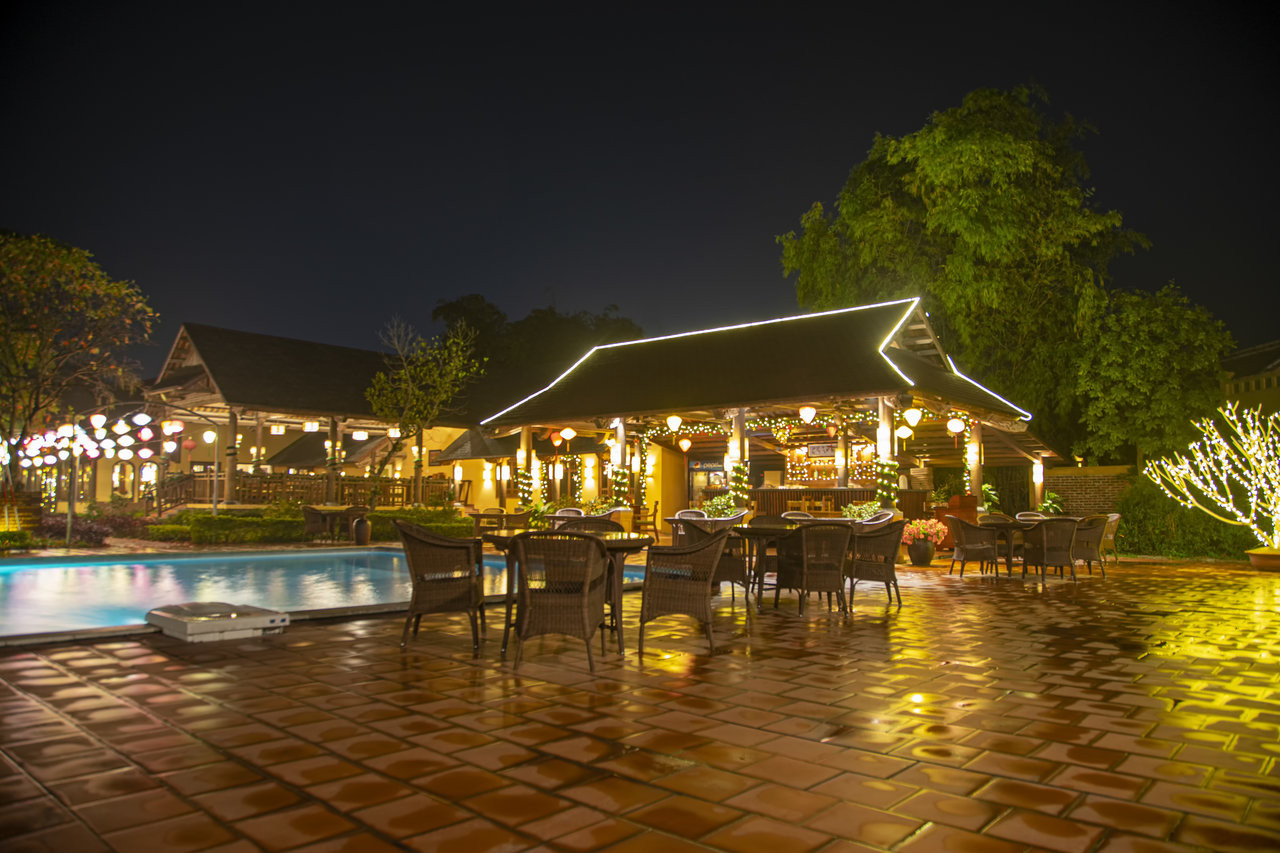 Con đường dẫn vào Emeralda Ninh Bình Resort & Spa với hàng cây rợp bóng