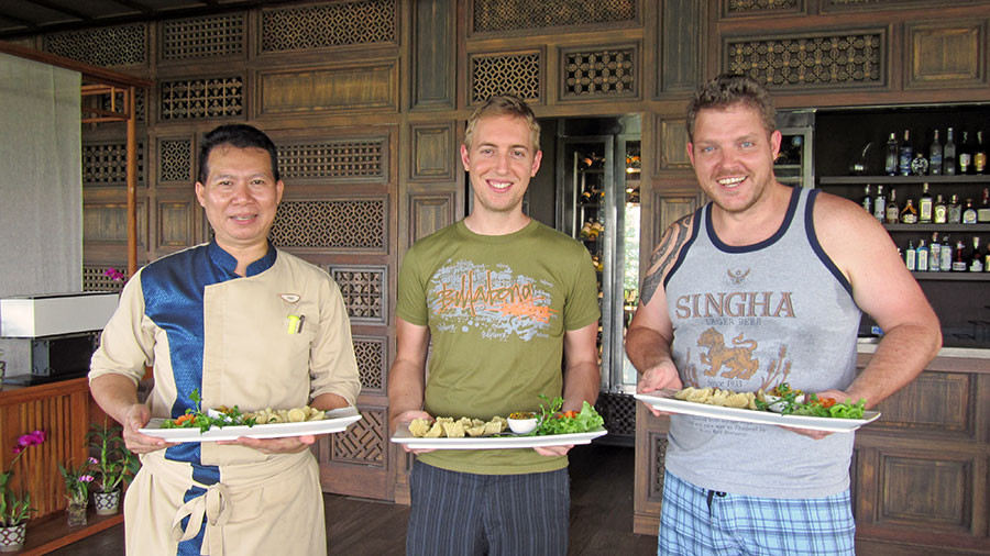 Con đường rợp bóng cây xanh dẫn lối trong khuôn viên Anantara Phuket Layan