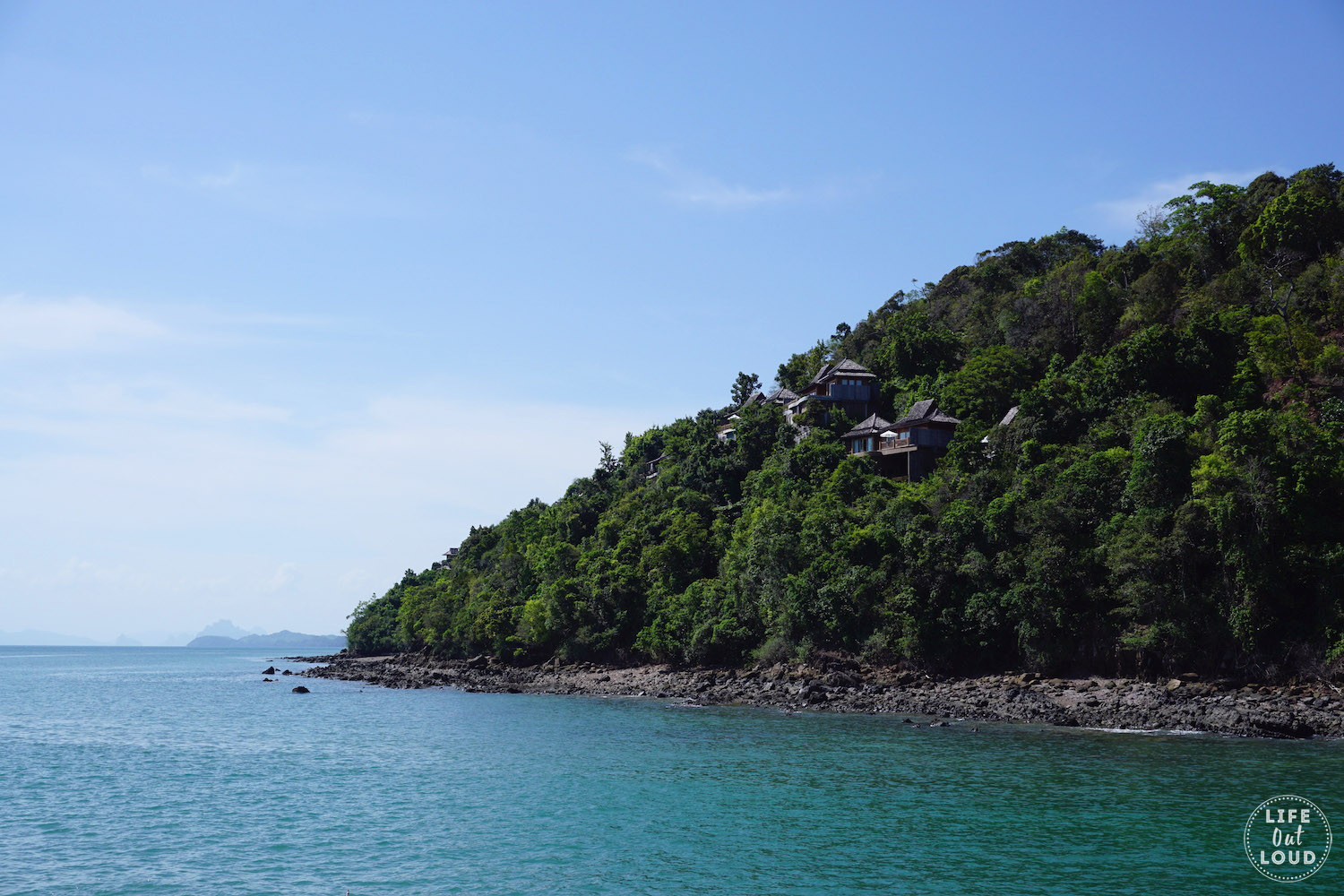 Cổng chào và kiến trúc gỗ truyền thống tại Santhiya Koh Yao Yai, thể hiện sự sang trọng của resort &amp; spa