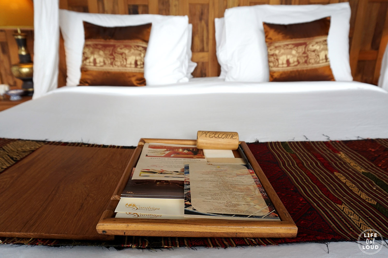 Cửa sổ lớn đón ánh sáng tự nhiên và gió biển vào phòng tại Santhiya Koh Yao Yai Resort &amp; Spa