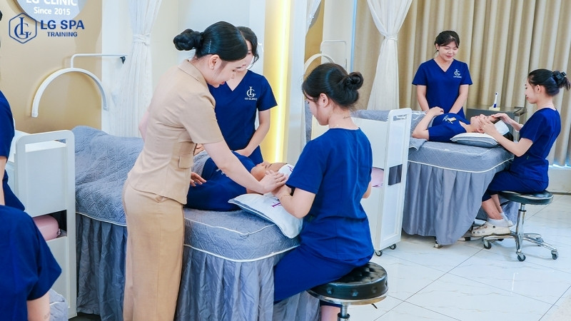 Học viên thực hành các kỹ thuật chăm sóc da tại địa chỉ đào tạo spa chuyên nghiệp TPHCM