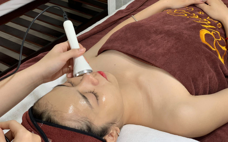 Điện di tinh chất tăng hiệu quả chăm sóc da tại spa