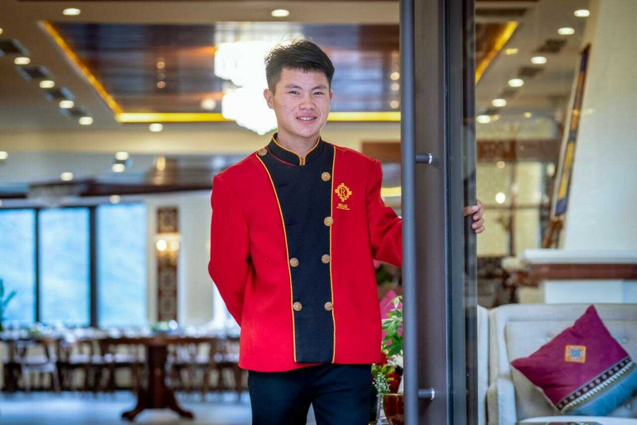 Đội ngũ nhân viên thân thiện, chuyên nghiệp tại khách sạn Sapa Relax Hotel &amp; Spa